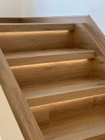  Schody-z-vinylu-BUKOMA-PREMIUM-CLICK-XL-dekor-Dub-Bunbury s LED